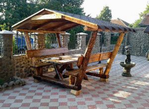 Rustikale Gartenbank mit Tisch überdacht