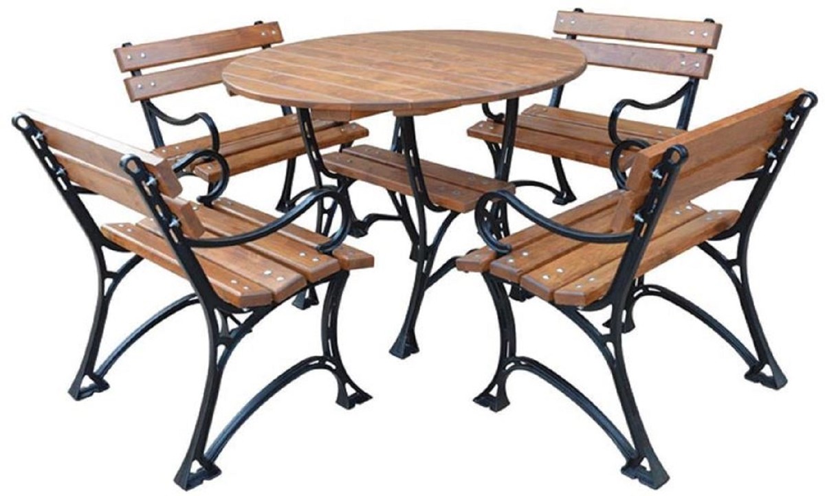 Die Terrasse mit schweren Holzmöbeln einrichten