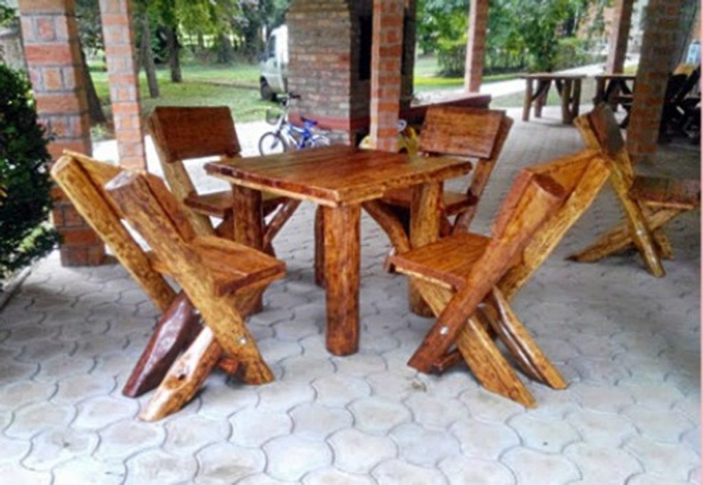 Rustikale Sitzgruppe aus Eiche mit Tisch und vier Stühlen auf einer Terrasse